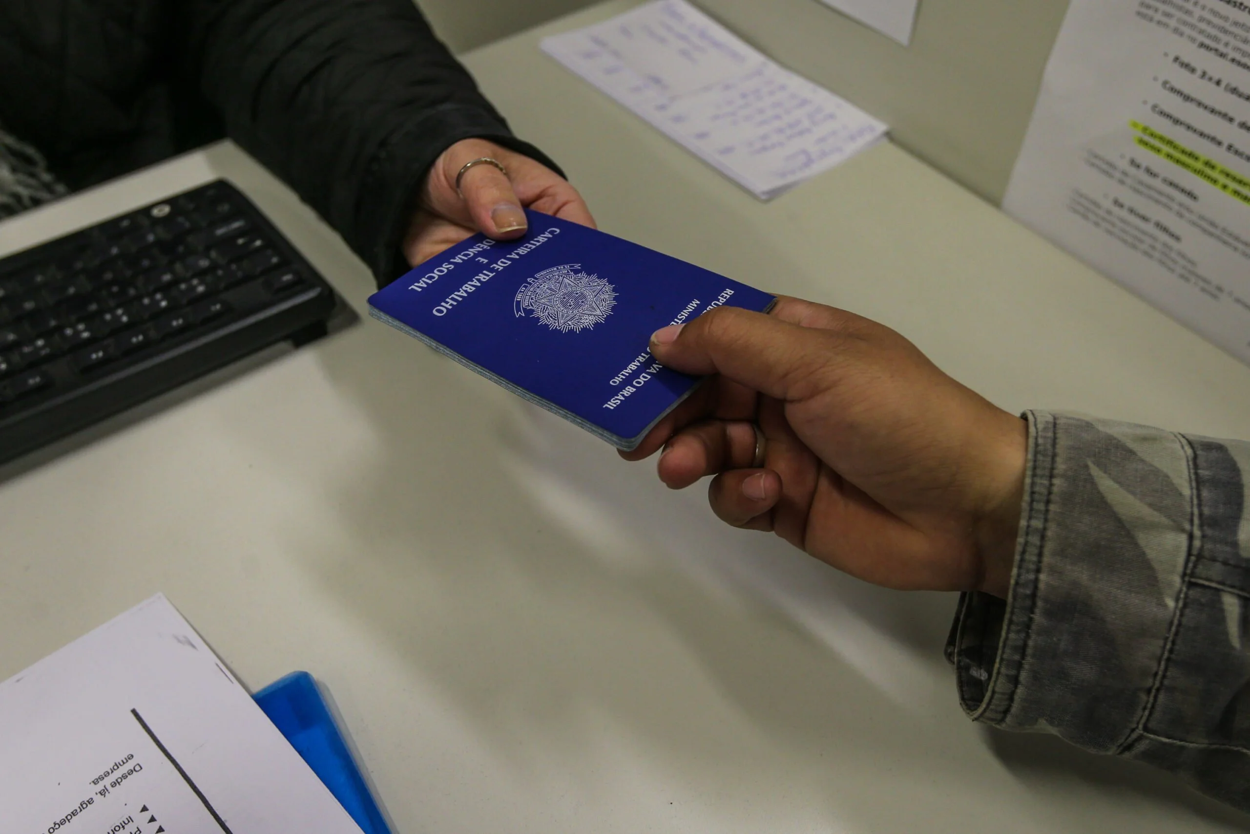 Desemprego cai para 5,3%, o menor para o trimestre terminado em julho