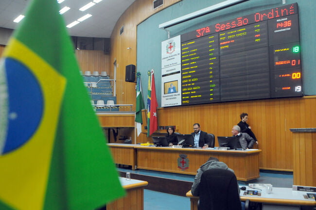Câmara de Londrina vai discutir o aumento do número de vereadores. Você concorda ou discorda?