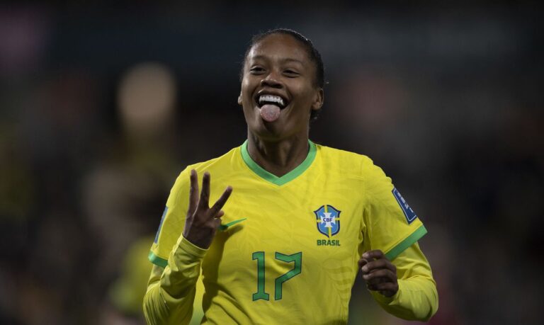 Brasil goleia Panamá na estreia na Copa do Mundo