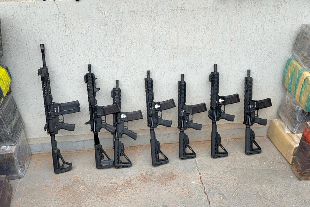 Receita e Polícia Federal apreendem 82 armas e drogas na BR-369 entre Cambé e Rolândia