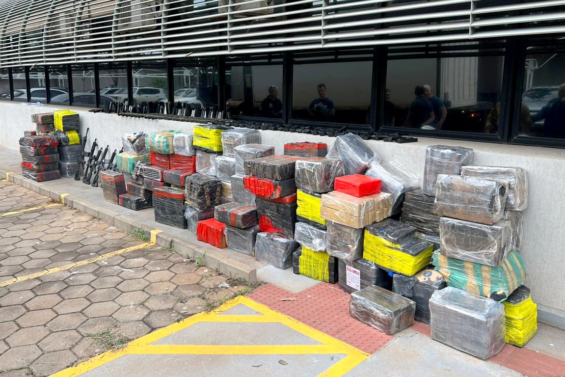 Receita e Polícia Federal apreendem 82 armas e drogas na BR-369 entre Cambé e Rolândia