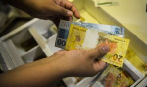 imagem destacada: Governo propõe salário mínimo de R$ 1.502 em 2025
