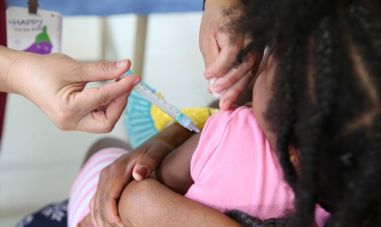 Vacinação contra a gripe começa neste sábado