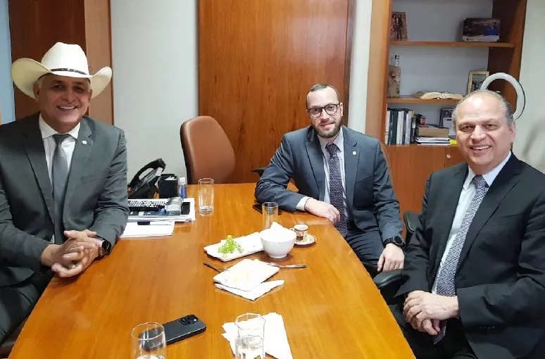 Observações sobre uma foto: "Ricardo ofereceu o que não tem e pediu o que não devia"