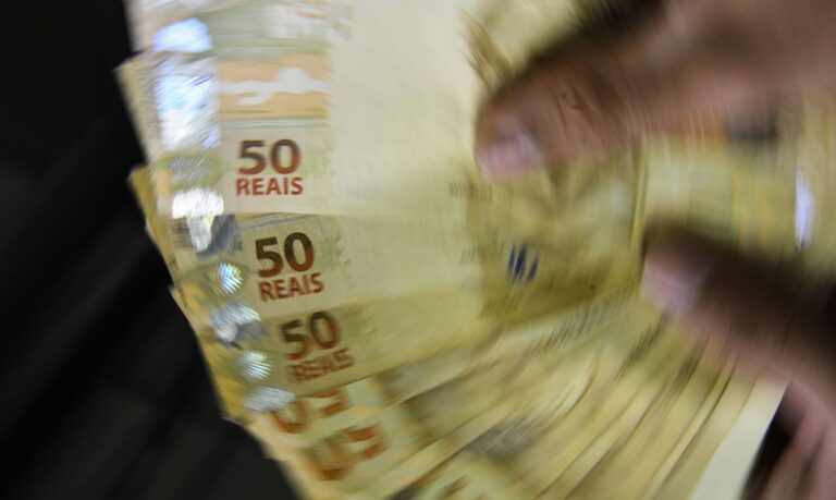 Lula sanciona regra que limita aumento do salário mínimo; veja valor