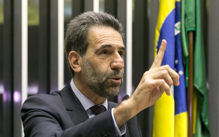 Enio Verri, presidente da Itaipu, disputará o Senado