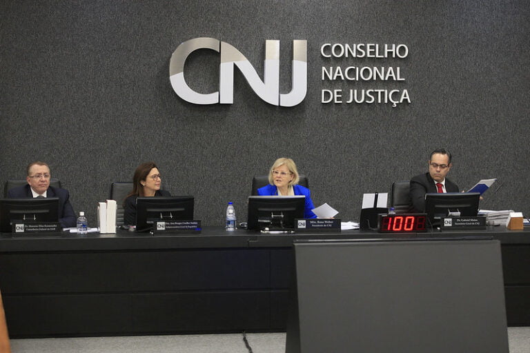 CNJ abre processos contra dois magistrados por manifestações políticas