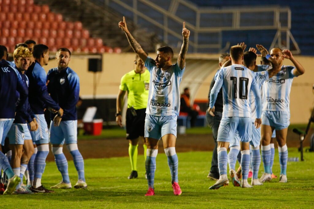 A luz divina bateu no estádio do Café e o Londrina venceu o Sampaio Correia