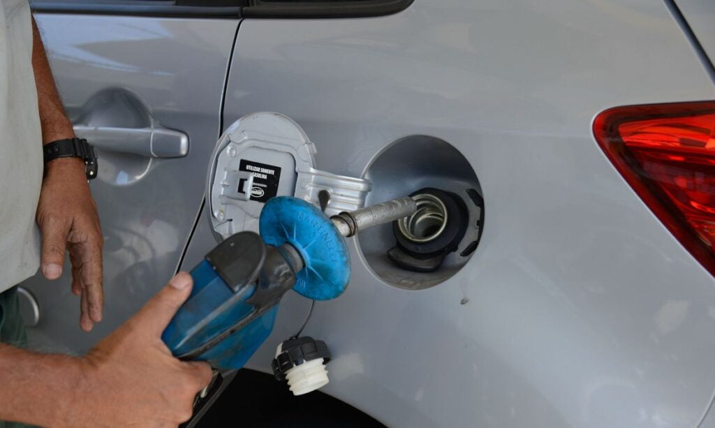 Gasolina baixa. Diesel sobe