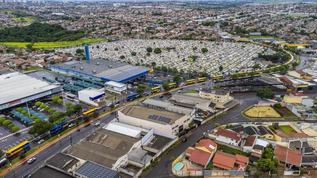 Carreata de busão apresenta veículos que estão renovando em 42% a frota do transporte coletivo