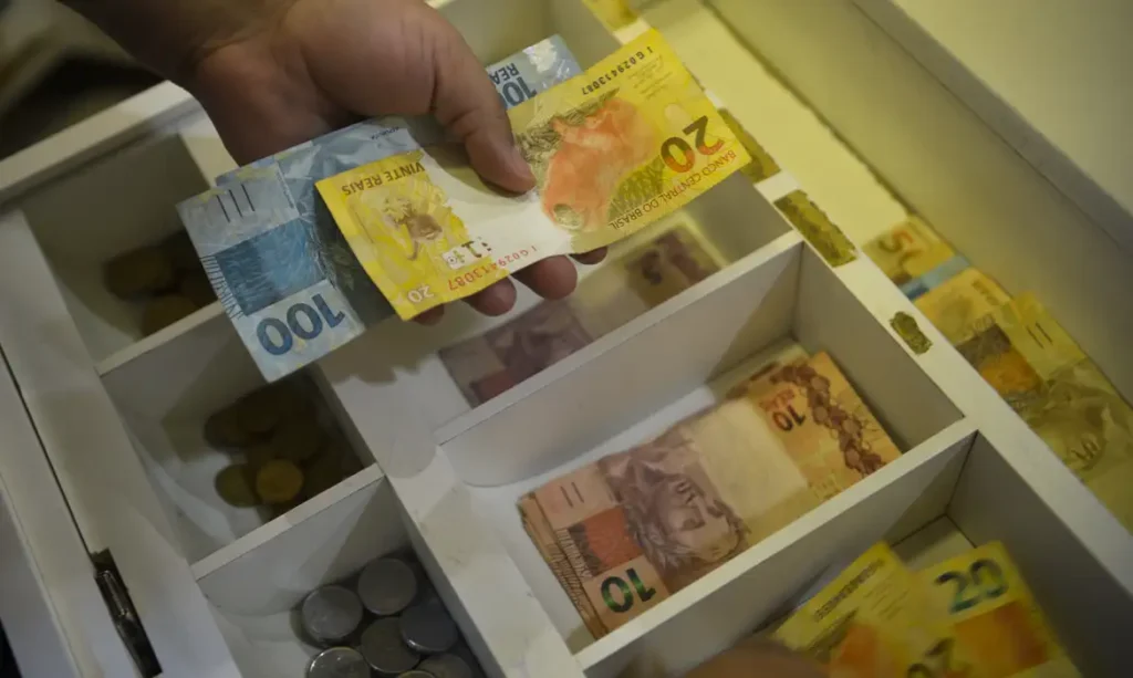 Novo salário mínimo começa a ser pago na segunda. Teve ganho real, mas continua muito mínimo