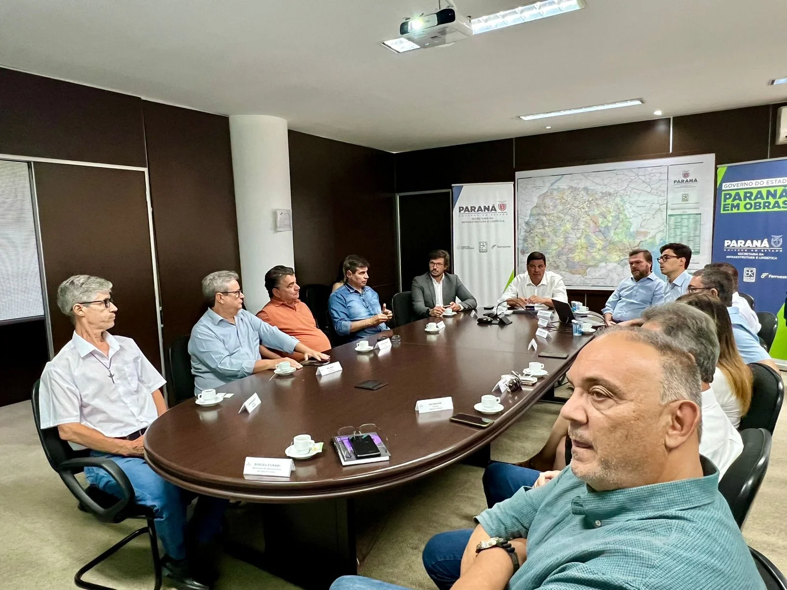 Neste momento, em Curitiba, discussão sobre a desativação do trem de cargas Ourinhos/Londrina