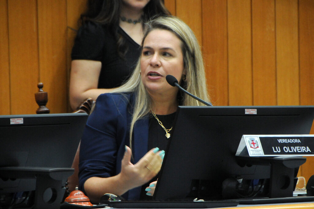 E continua a troca de posições nos partidos