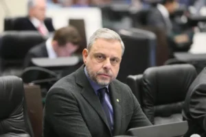 imagem destacada: MP denuncia deputado Ricardo Arruda por rachadinha e lavagem de dinheiro