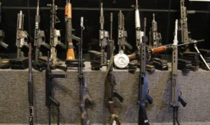 imagem destacada: Transferir a estados legislação sobre armas pode favorecer criminosos