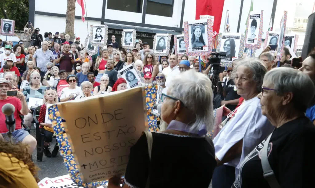 Caminhada em São Paulo lembra golpe militar e faz homenagem às vítimas
