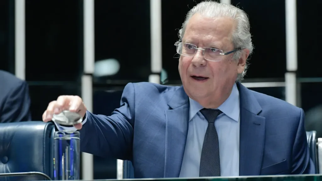 Zé Dirceu discursa no Senado quase vinte anos após ter mandato cassado