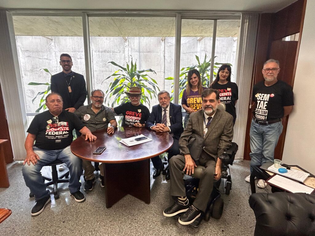 Greve na educação federal. Flávio Arns recebe representantes da categoria