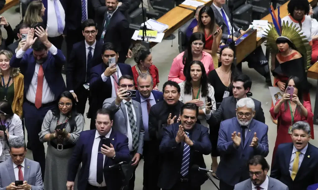 Manda o leitor um artigo de 2020 em homenagem ao Centrão que há em cada Estado