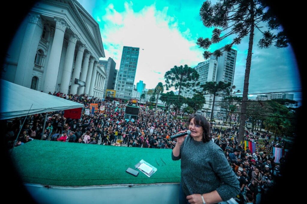 Perto de 20 mil pessoas participam de manifestação contra o governo em Curitiba