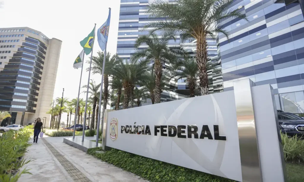 Polícia Federal nas ruas cumprindo mandados de prisão e de busca e apreensão