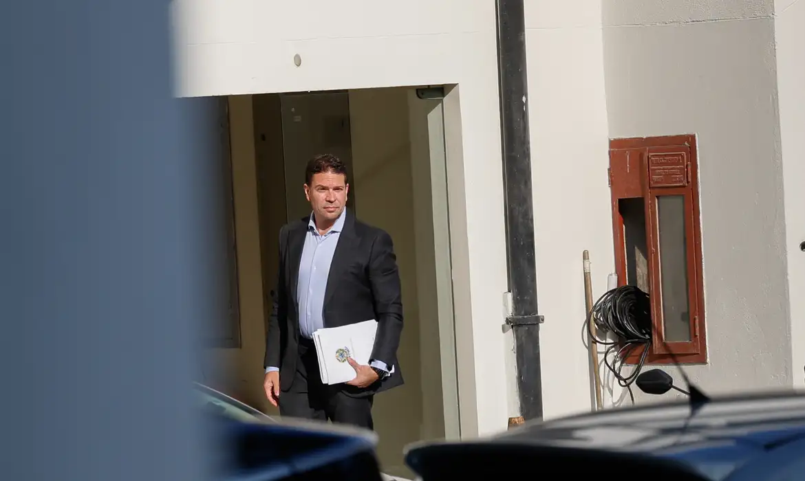 Mesmo com passaporte suspenso e condenado pelo STF, Alexandre Ramagem "vasa" para Miami