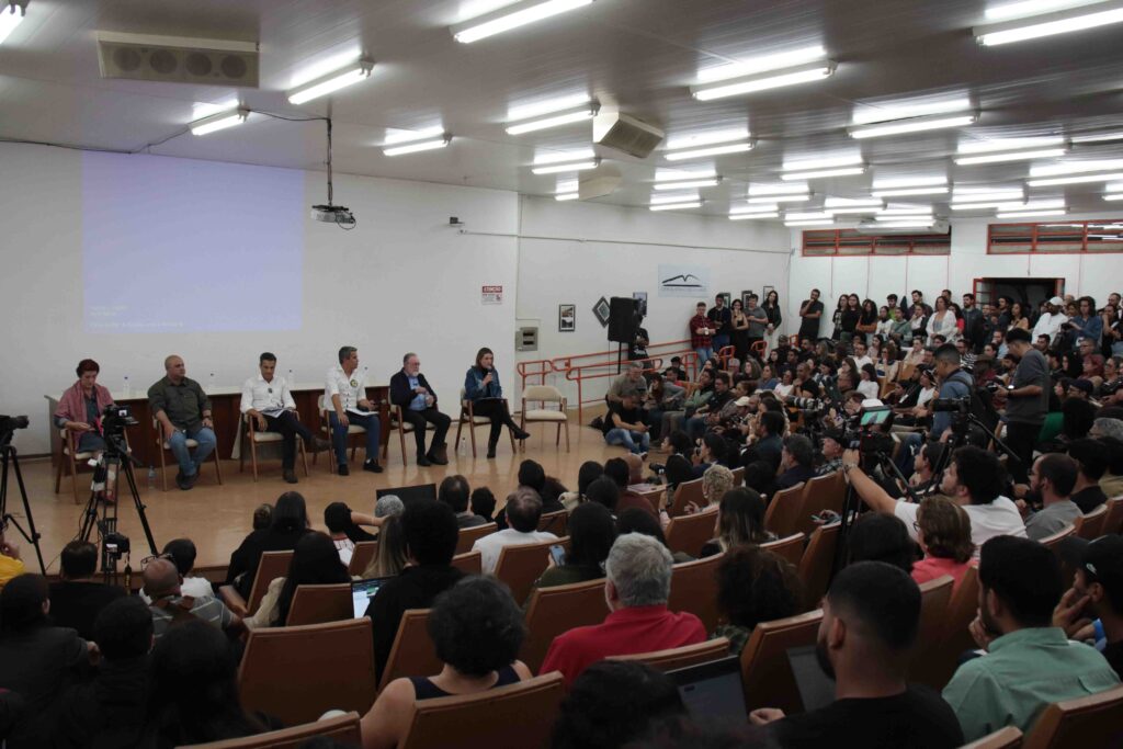 Tiago Amaral falta ao debate na UEL e é zoado por público e demais candidatos