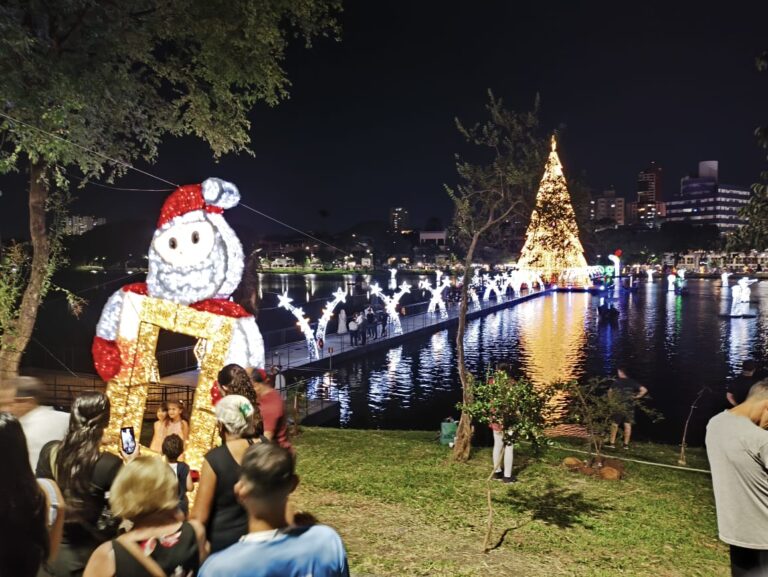 Milhares de pessoas acompanham o início do Natal em Londrina