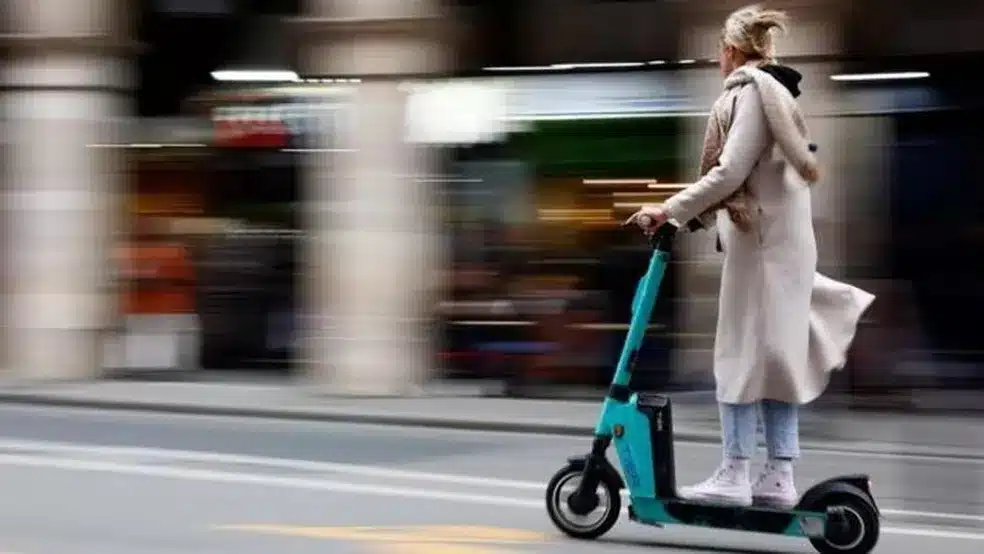 E já causa polêmica o aluguel dos patinetes elétricos? Crianças não podem usar, mas no fim de semana usaram e abusaram