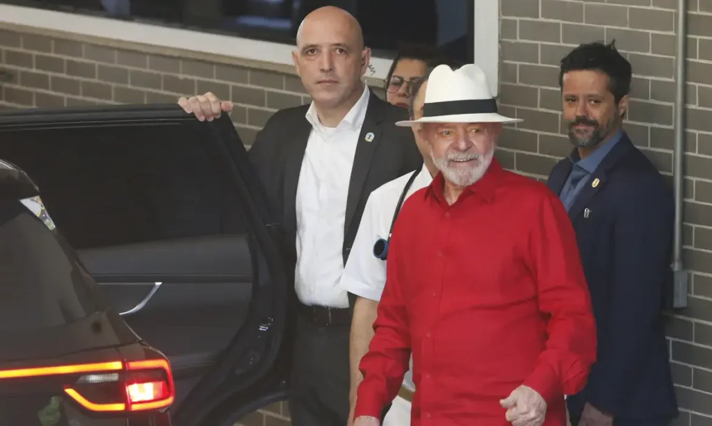 Lula faz novos exames e é liberado