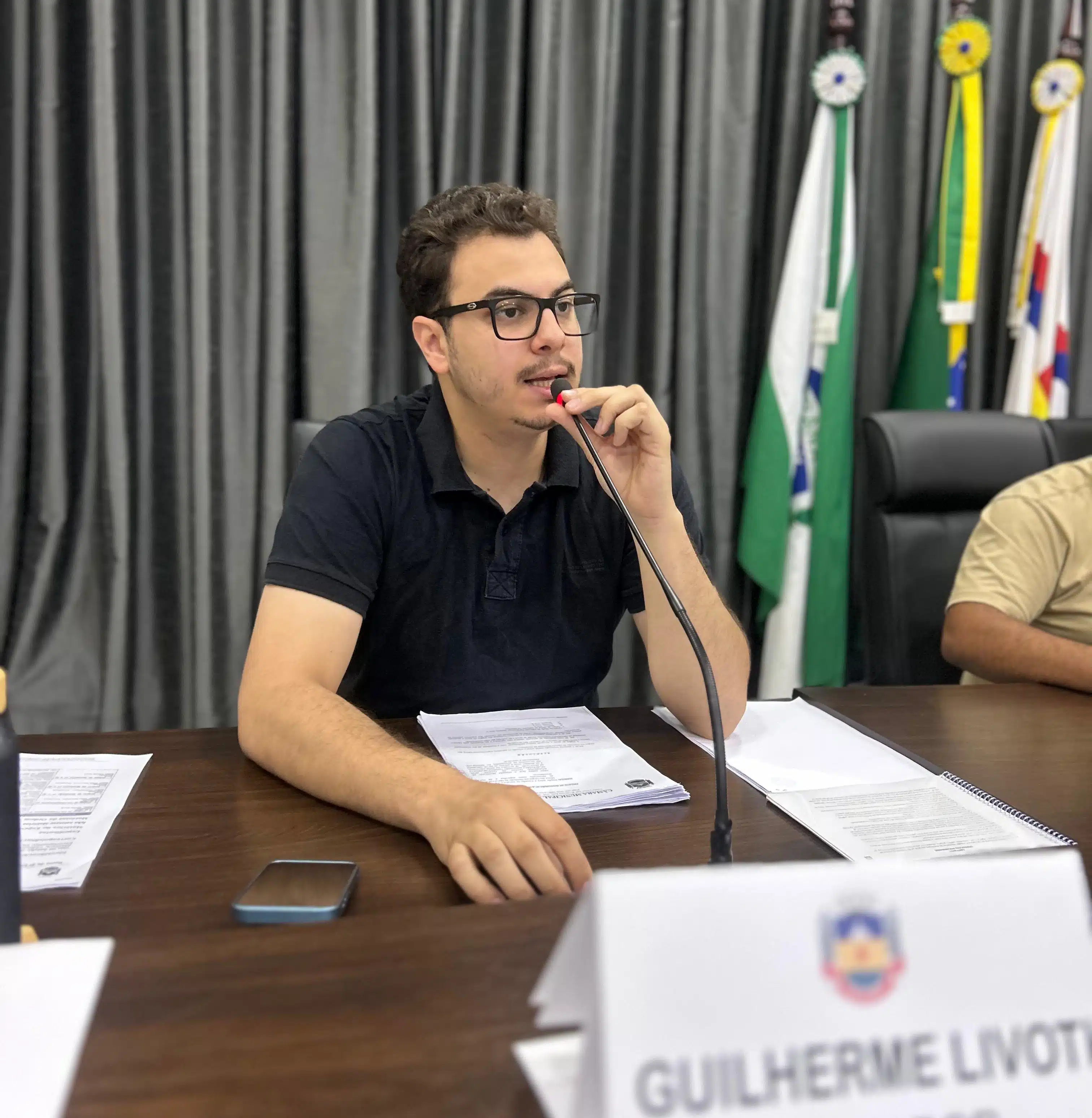 Câmara de Apucarana aprova verba de gabinete de 30 mil. Há quem conteste