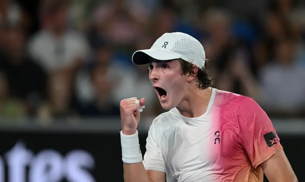 O tenista João Fonseca ganha sua primeira partida em um Grand Slam