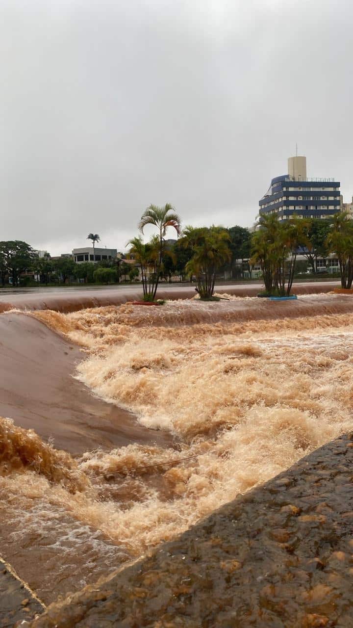 A chuva, ideologicamente neutra, alaga, e é preciso de uma solução