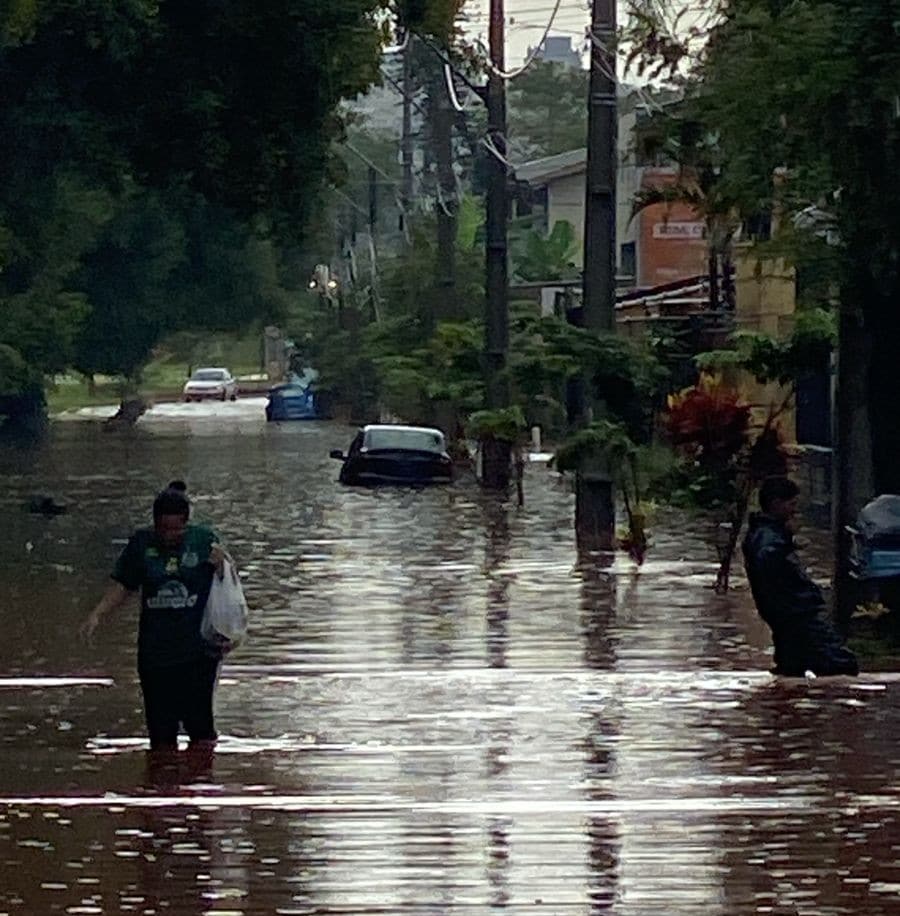 A chuva, ideologicamente neutra, alaga, e é preciso de uma solução