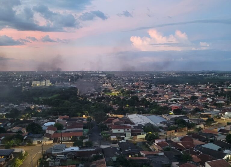 Outro ônibus incendiado em Londrina. Tiros no Jamile Dequeche