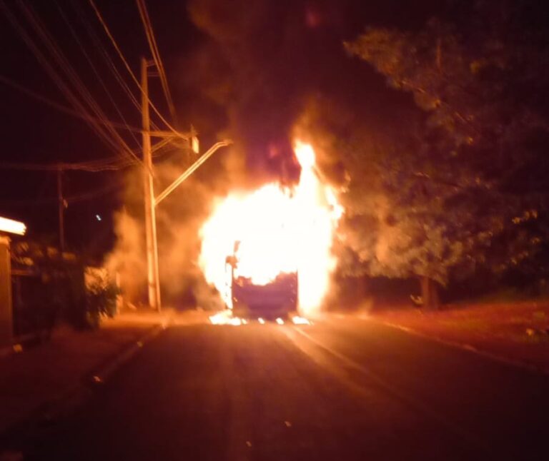 Ônibus que faz a linha 103, Jardim Santa Fé, é queimado por manifestantes