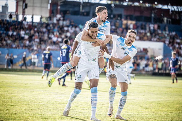 Londrina vence e garante vantagem para o jogo de volta do mata-mata