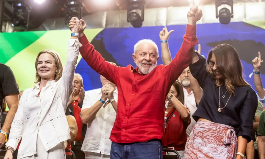 No aniversário do PT, Lula diz que país tem que defender a democracia e o combate às fakenews