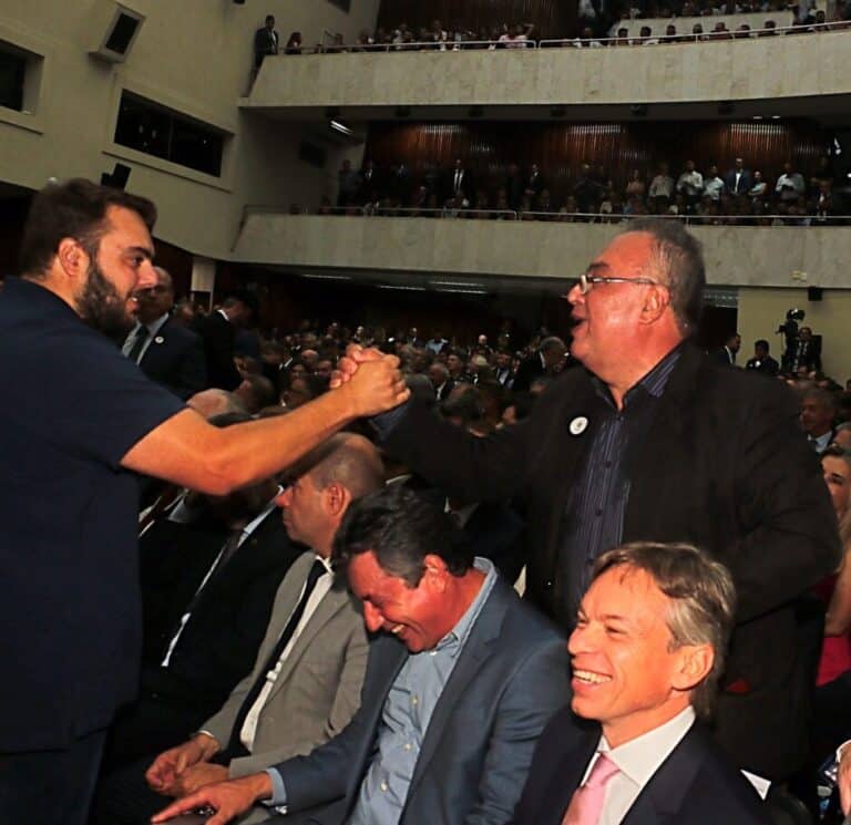 Quando a direita e a esquerda sorriem uma para a outra