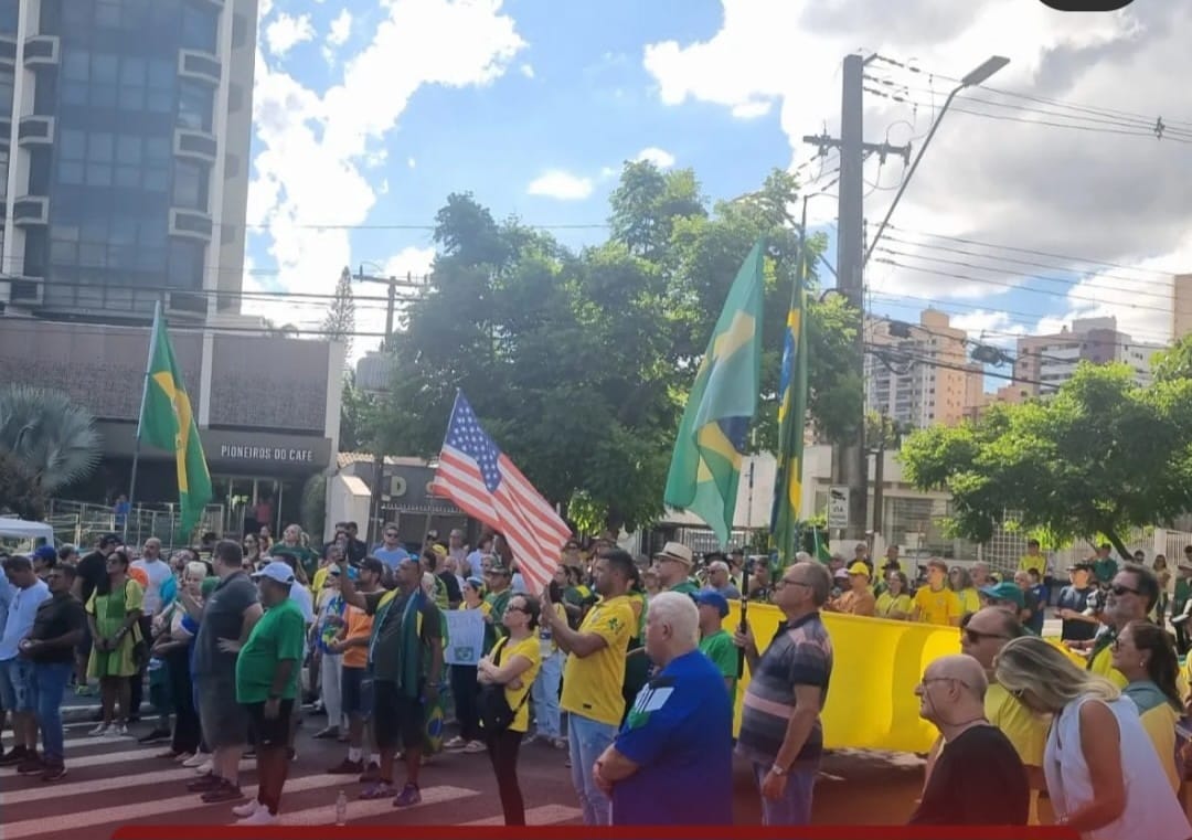 Em Londrina, manifestação e o amor pelos EUA que não é correspondido