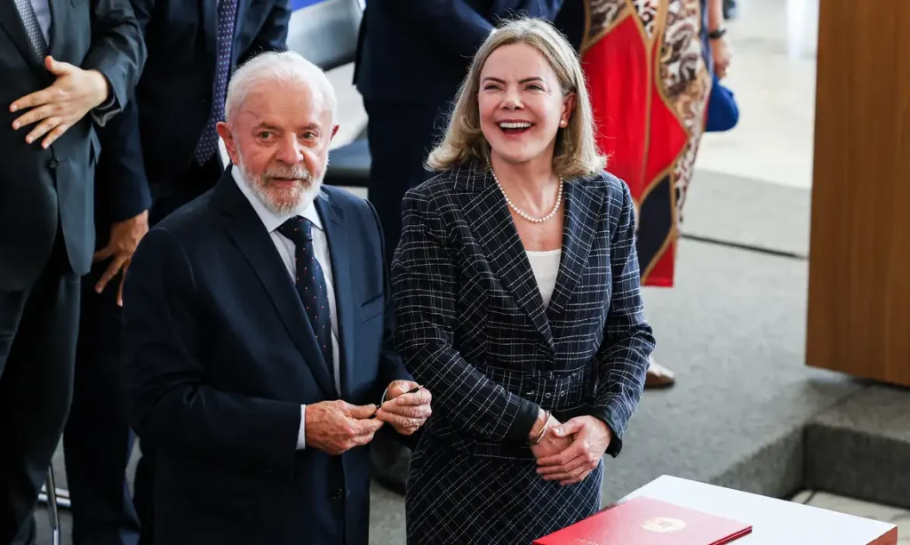 Gleisi Hoffmann assume Secretaria de Relações Institucionais e  cita isenção do IR como prioridade da agenda política