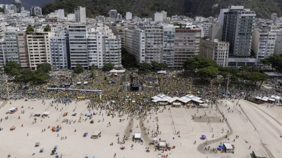 Fracassa manifestação em Copacabana. Esperavam um milhão. Apareceram menos de 20 mil