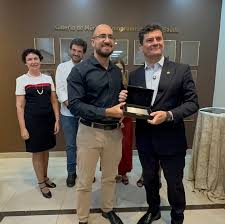 Mais um messias que quer salvar o povo do flagelo