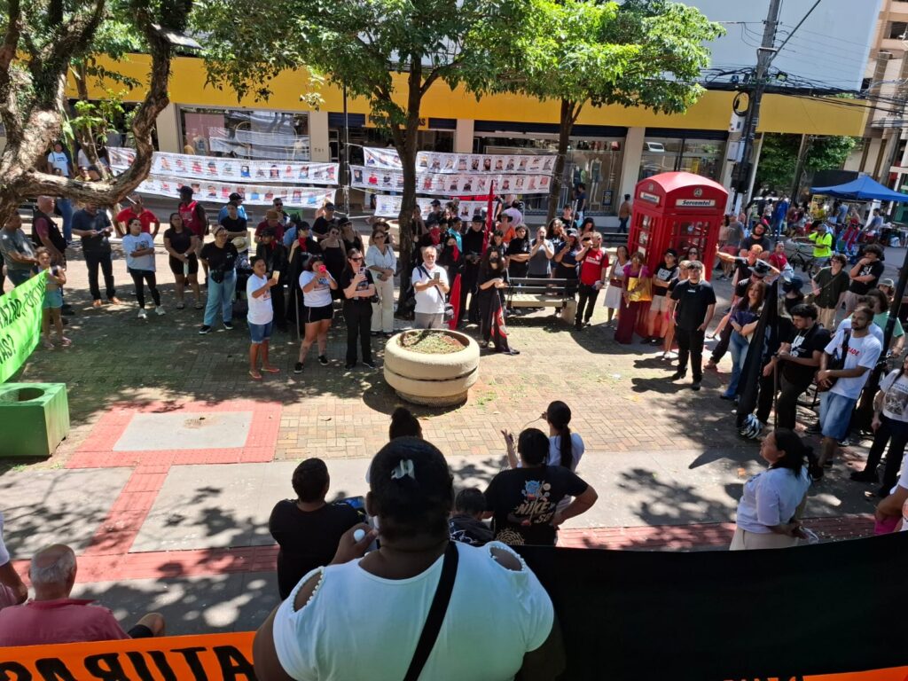 Movimento Justiça por Almas faz protesto contra morte de rapazes pela PM