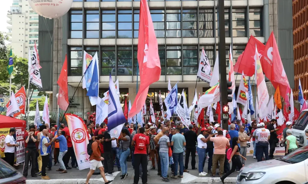 Centrais sindicais fazem protesto na Avenida Paulista contra Selic