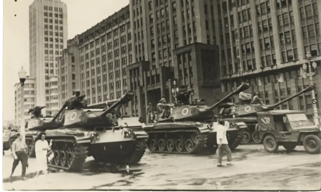Golpe de 1964: manutenção de tutela militar permitiu golpismo do 8/1