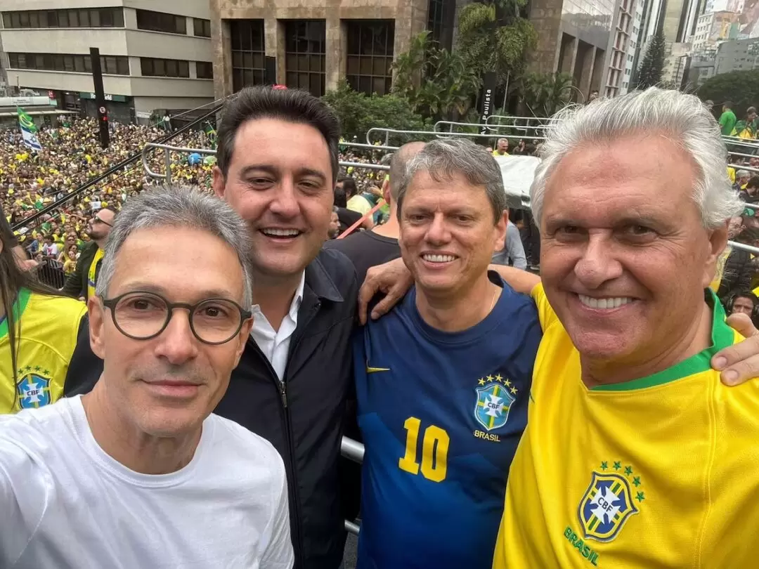 Nesta foto, vários estão sendo escanteados por Bolsonaro
