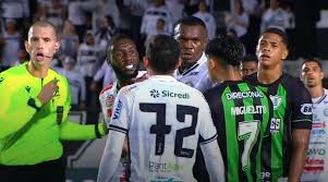 Racismo no esporte: jogador do América MG é preso em flagrante durante jogo contra o Operário