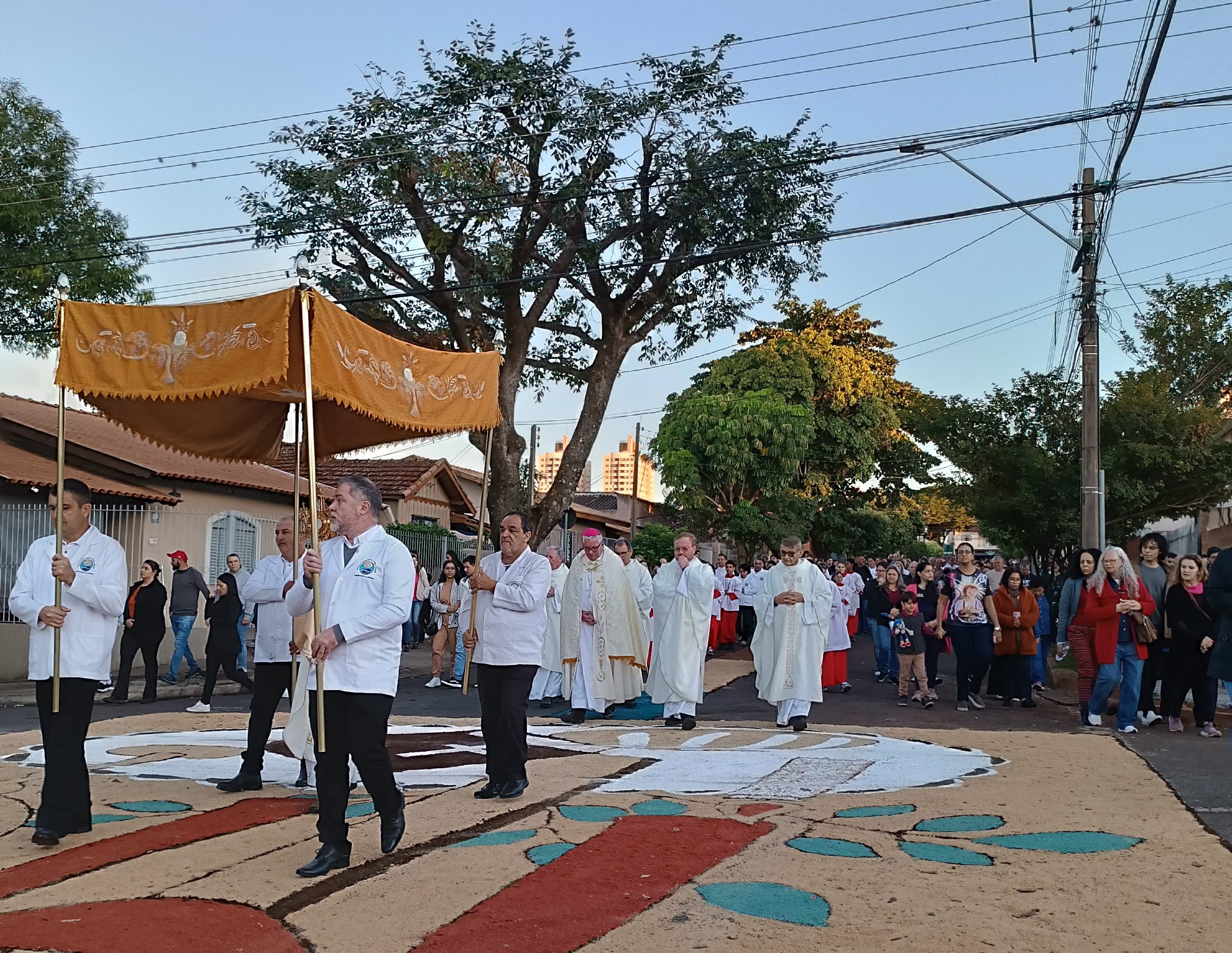 Procissão pelas ruas da Vila Nova marca festividade de Corpus Christi no Santuário