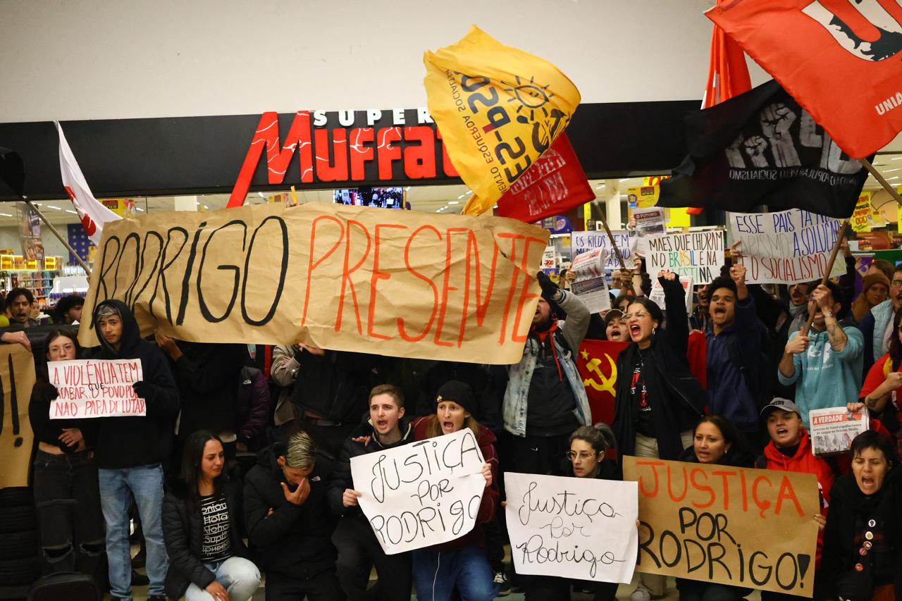 Ato no Muffato, em Curitiba, pede justiça por Rodrigo Boschen, morto após ser agredido por seguranças
